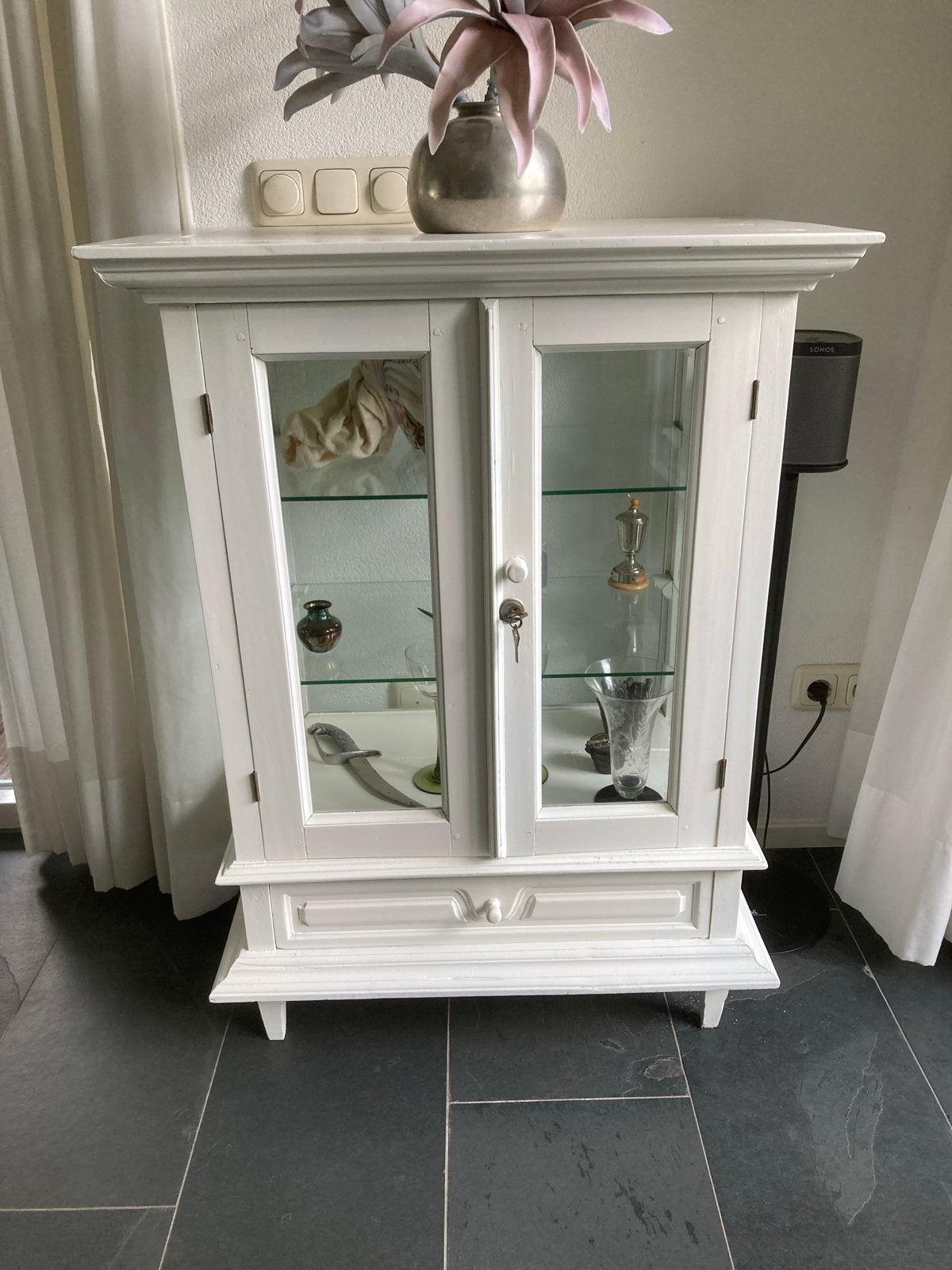 Witte vitrinekast met glazen planken, Ophalen