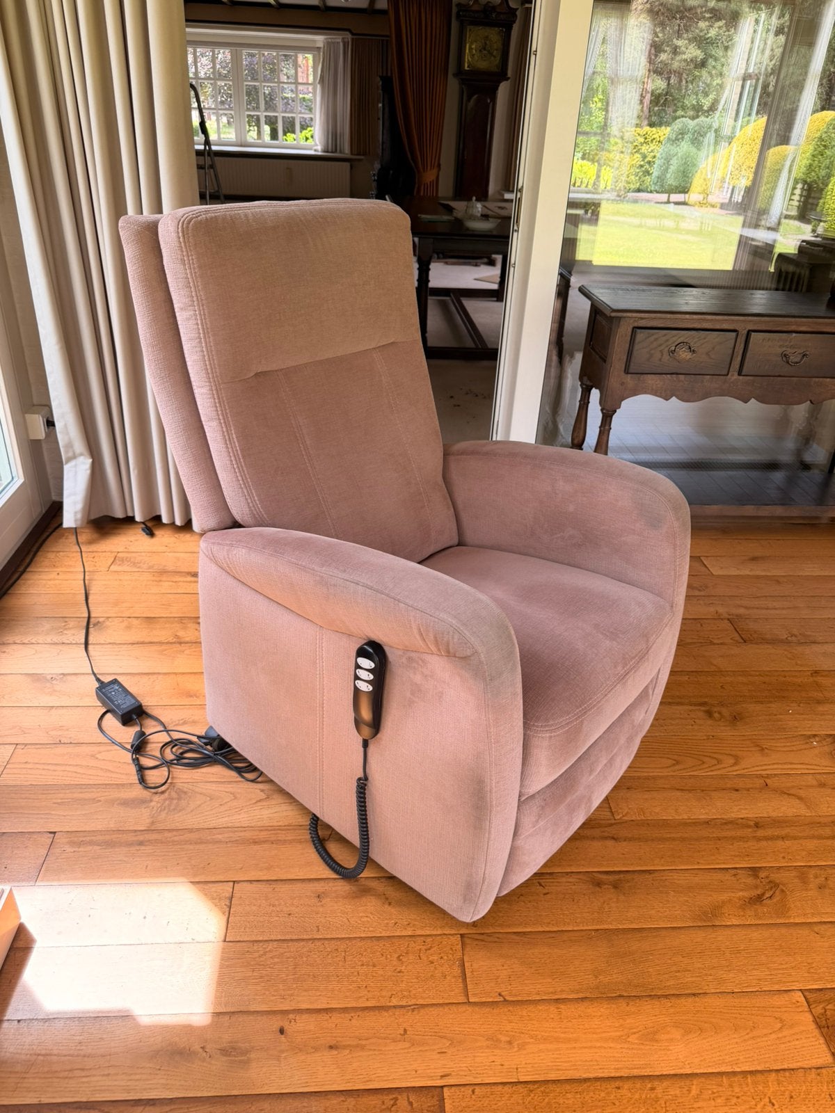 Comfortabele elektrische relax fauteuil, Ophalen, Zo goed als nieuw, 75 tot 100 cm, 50 tot 75 cm