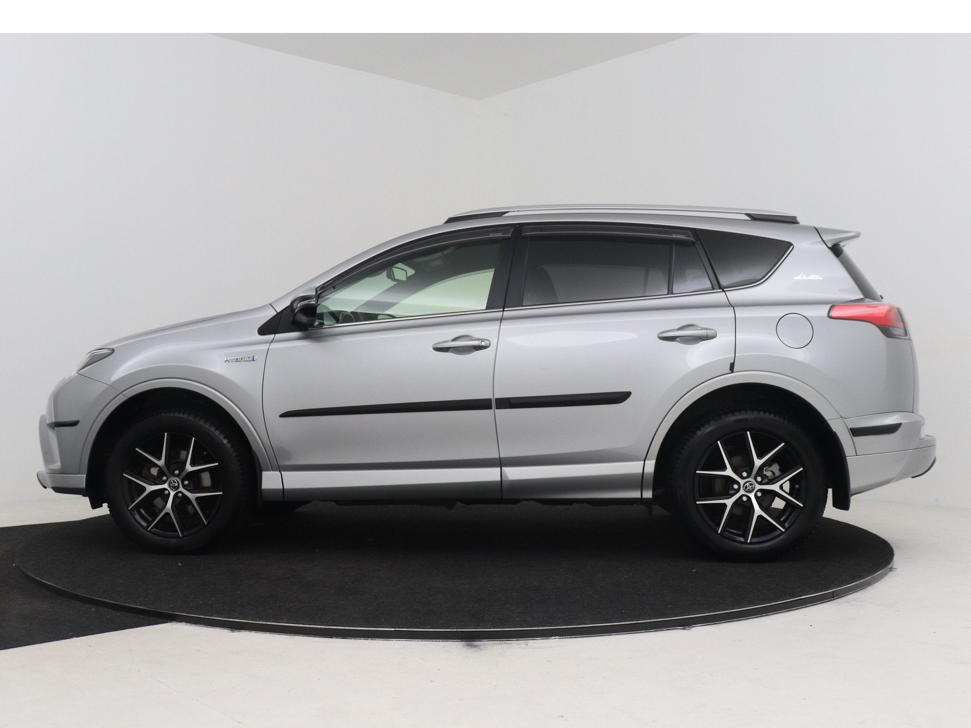 Foto 3 van Toyota RAV4 2.5 Hybrid AWD Style | Dealer onderhouden | Rood