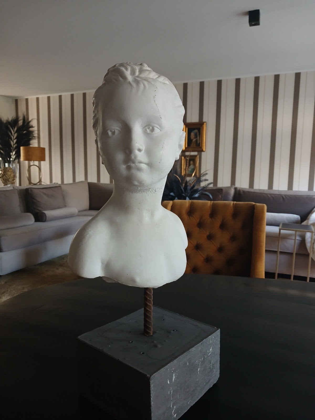 Buste van meisjeshoofdje op sokkel, 55cm hoog, Antiek en Kunst, Ophalen, Op sokkel, Buste, 50 - 100 cm