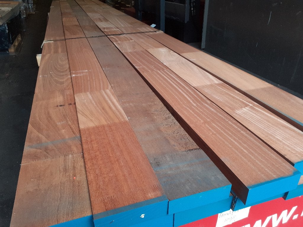 B-keus Mahonie kozijnhout 46x144x5900mm - partij 12 stuks, Tuin en Terras, Palen, Balken en Planken, Ophalen of Verzenden, 250 cm of meer