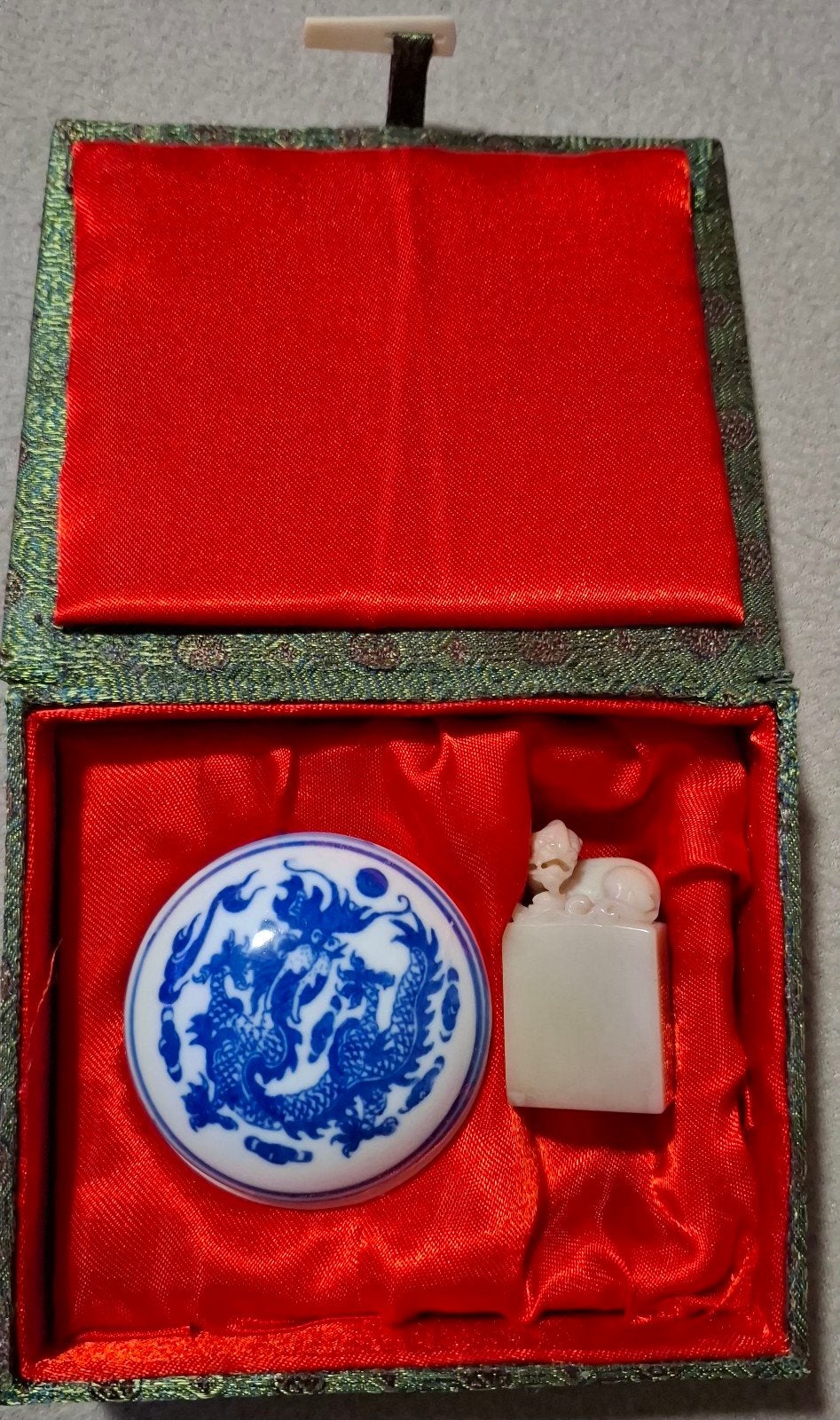 Chinese zegelset met drakenmotief en persoonlijke stempel, Antiek en Kunst, Ritueel object, Wit, Ophalen of Verzenden, China
