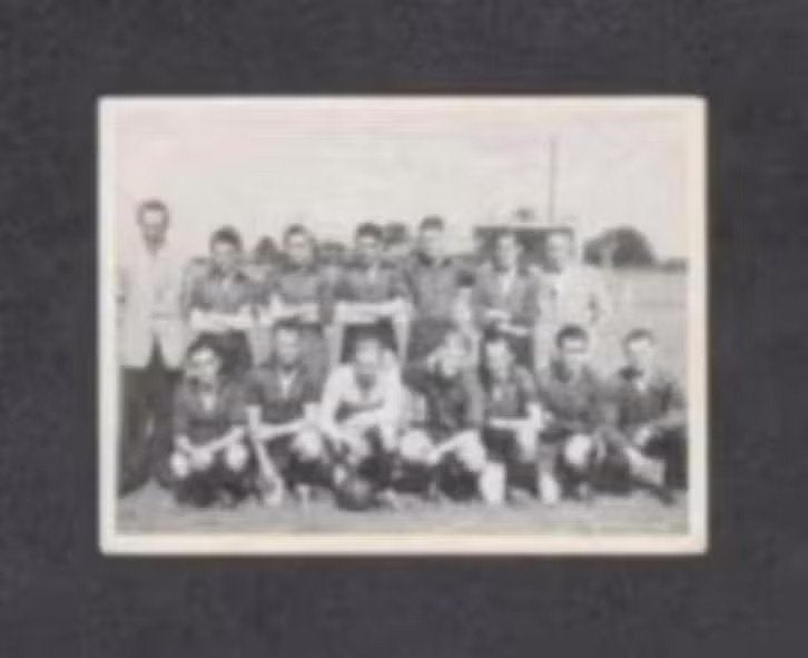 Voetbalplaatje Helmondia 2e Klasser Helmond 1951-1952., Ophalen of Verzenden, Zo goed als nieuw