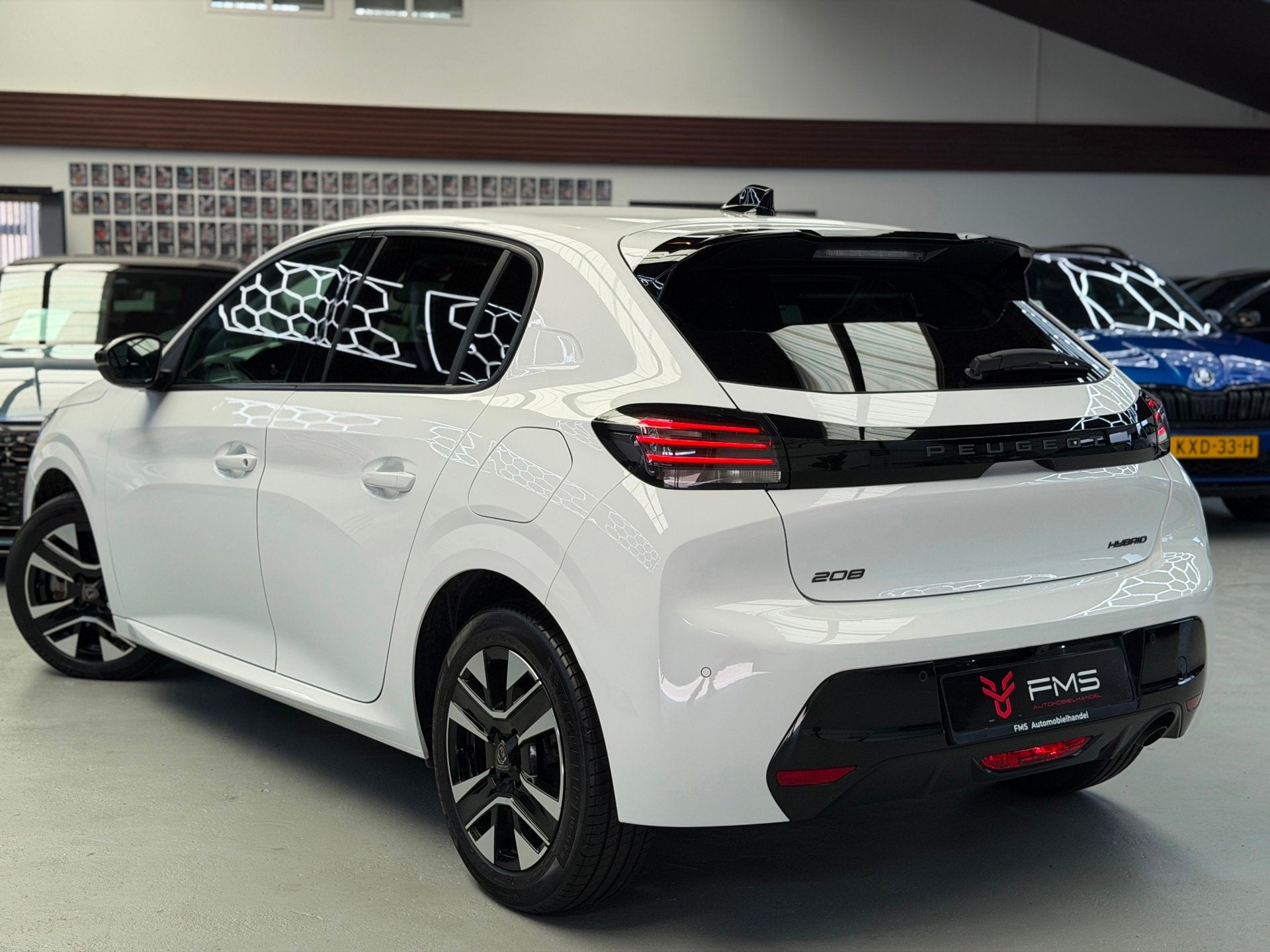 Peugeot 208 1.2 Hybrid 110 e-DCS6 Allure CarPlay Camera, Auto's, 1195 kg, Gebruikt, Zwart, 1199 cc