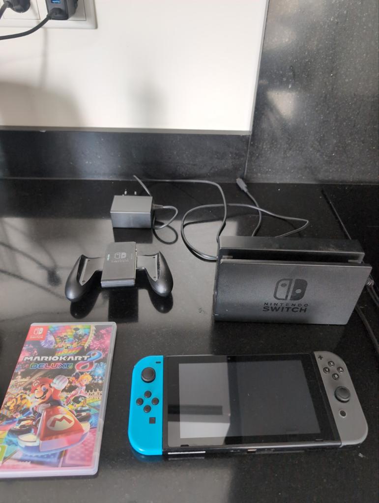 Nintendo Switch met Mario Kart 8 en complete accessoires, Ophalen of Verzenden, Zo goed als nieuw, Switch Original