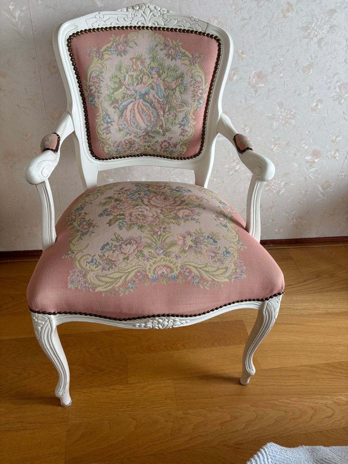 GRATIS Antieke fauteuil met bloemenpatroon en rococo-details, Ophalen
