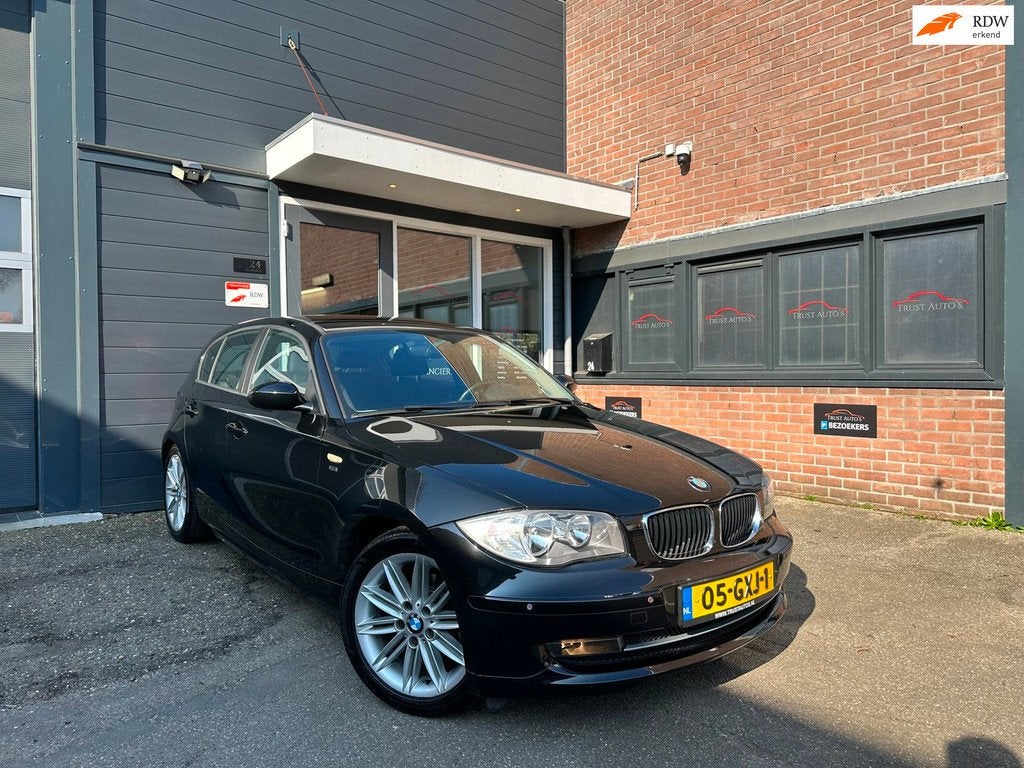 BMW 1-serie 118i|Automaat|Pdc|Aux|Trekhaak|Stoelverwarming, Auto's, BMW, Achterwielaandrijving, Zwart, 650 kg, Euro 4