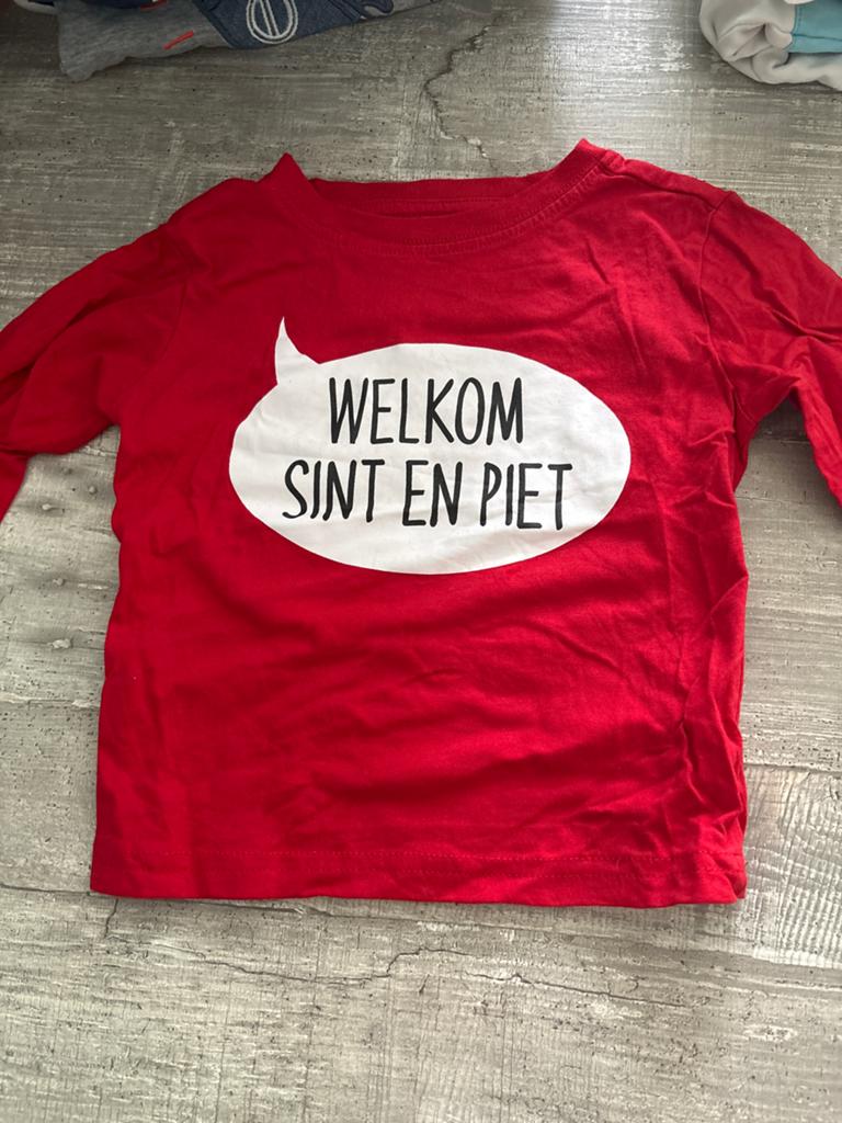 Rood shirt "Welkom Sint en Piet" maat 92, Ophalen of Verzenden, Gebruikt, Jongen of Meisje, Shirt of Longsleeve