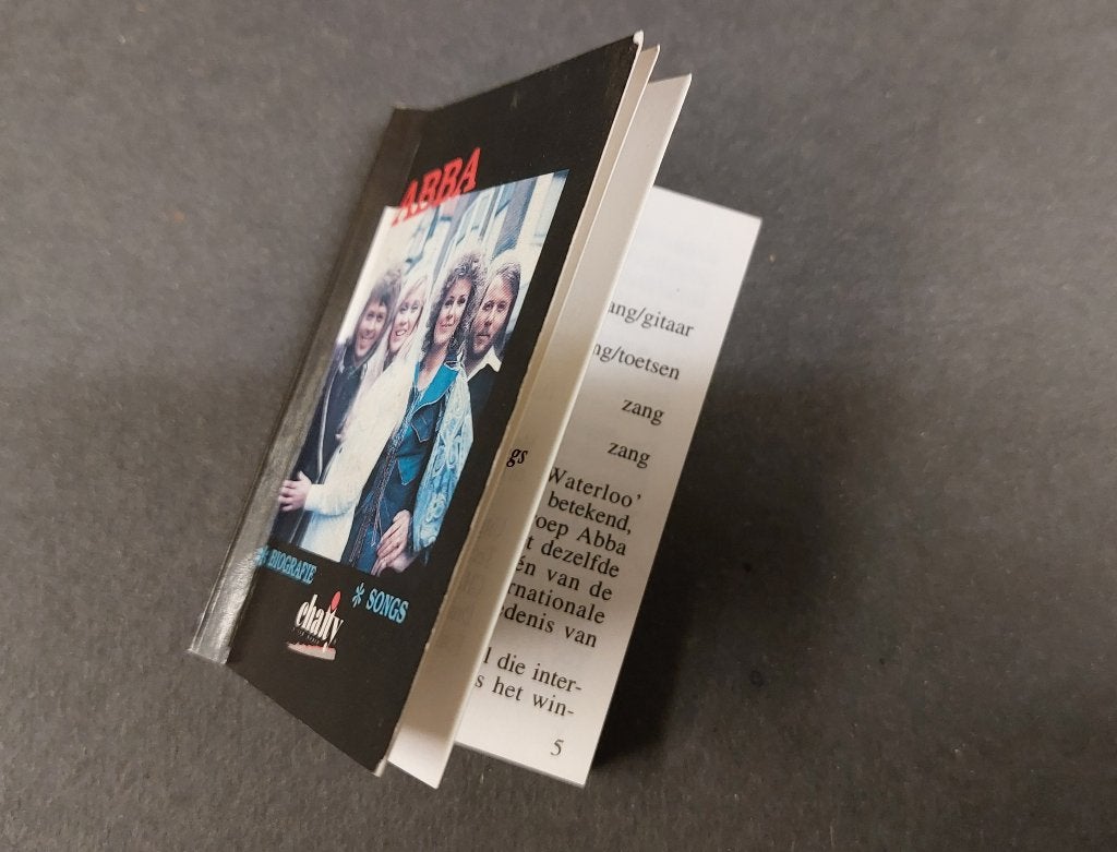 ABBA MINI-BOEKJE !! 9 x 6 centimeter !, Gebruikt, Verzenden, NvT, Abba