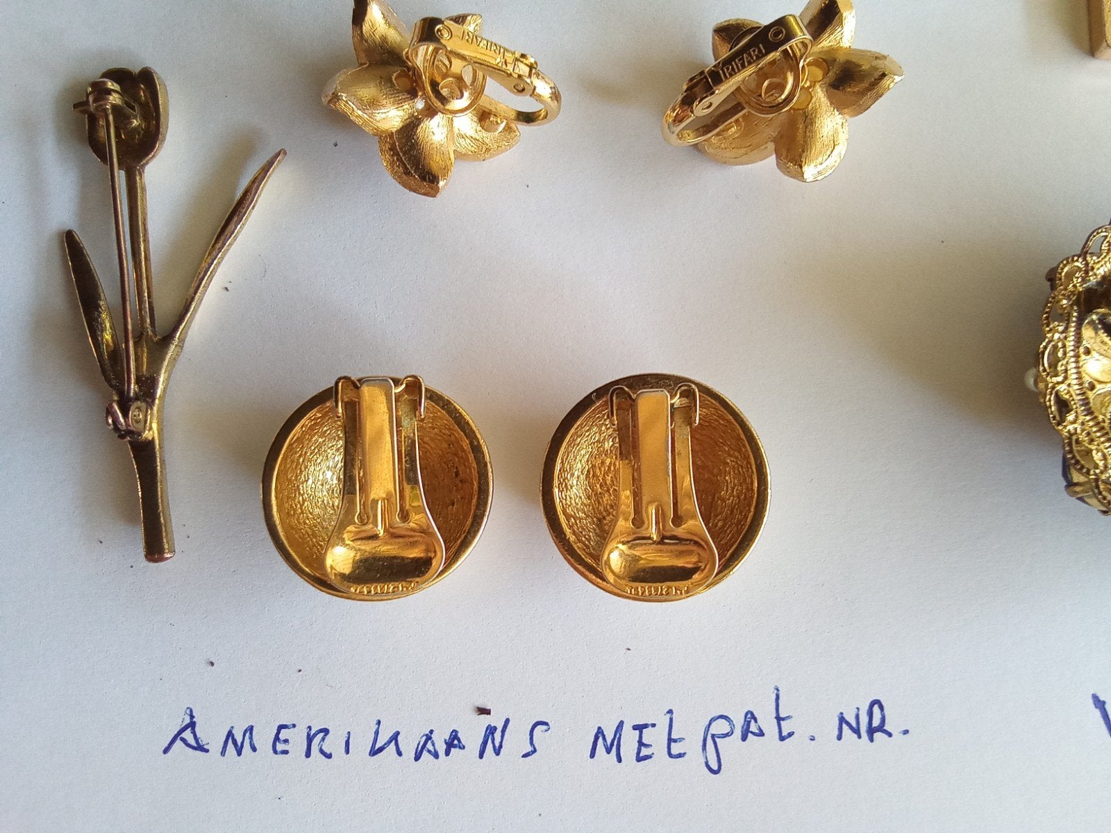 Broches en Oorbellen Collectie (Trifari, Orena, W. Ge, Sieraden, Tassen en Uiterlijk, Ophalen, Overige materialen, 4 tot 7 cm