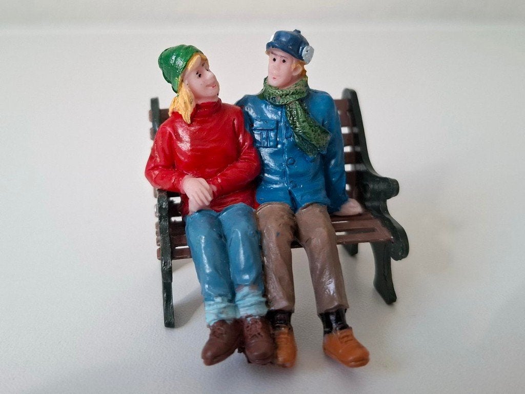 Kerst Samen kletsen op bankje Kerstfiguren, Diversen, Ophalen, Gebruikt