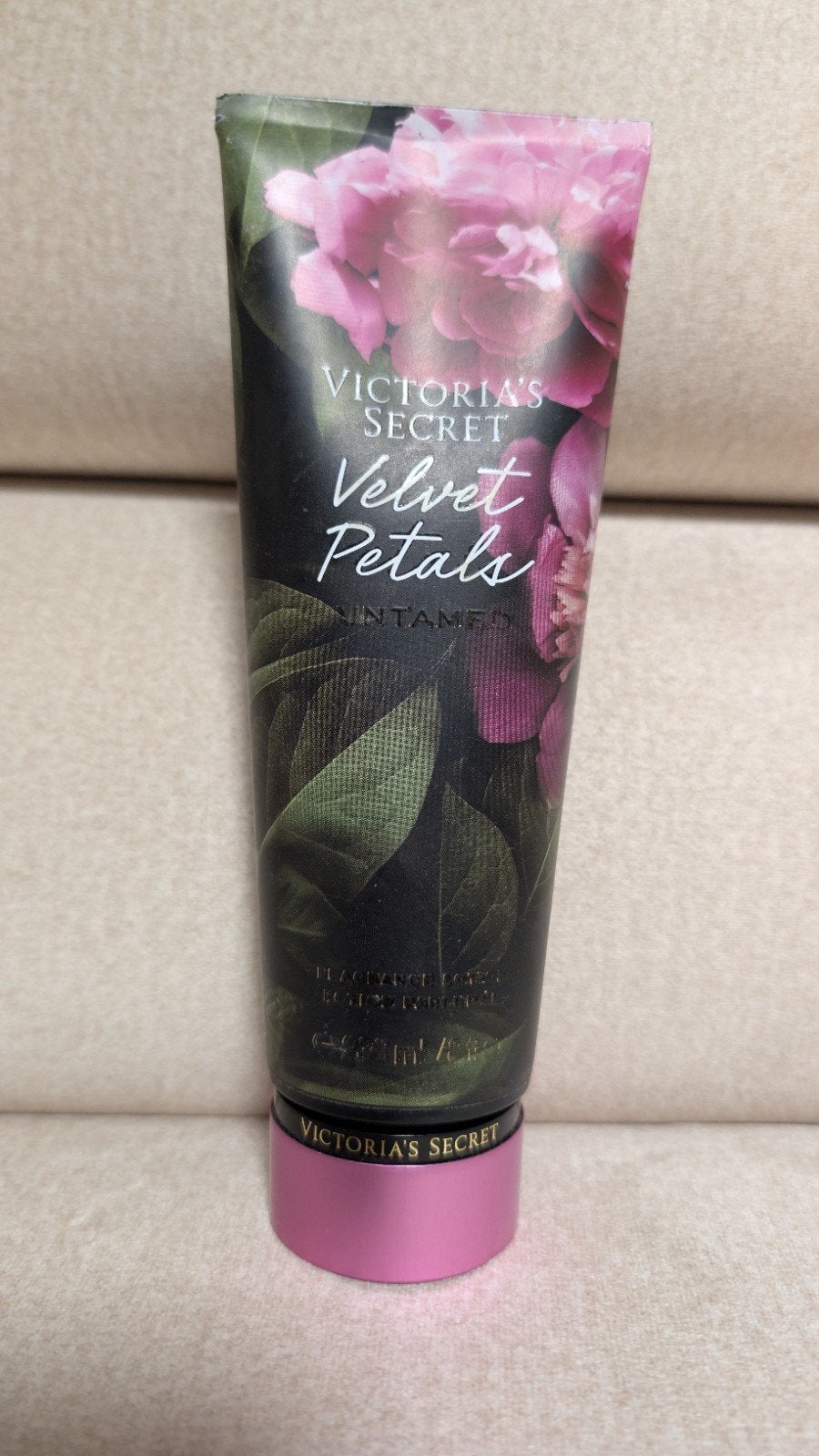 Victoria's Secret Velvet Petals Untamed geparfumeerde lotion, Ophalen of Verzenden, Nieuw, Bodylotion, Crème of Olie