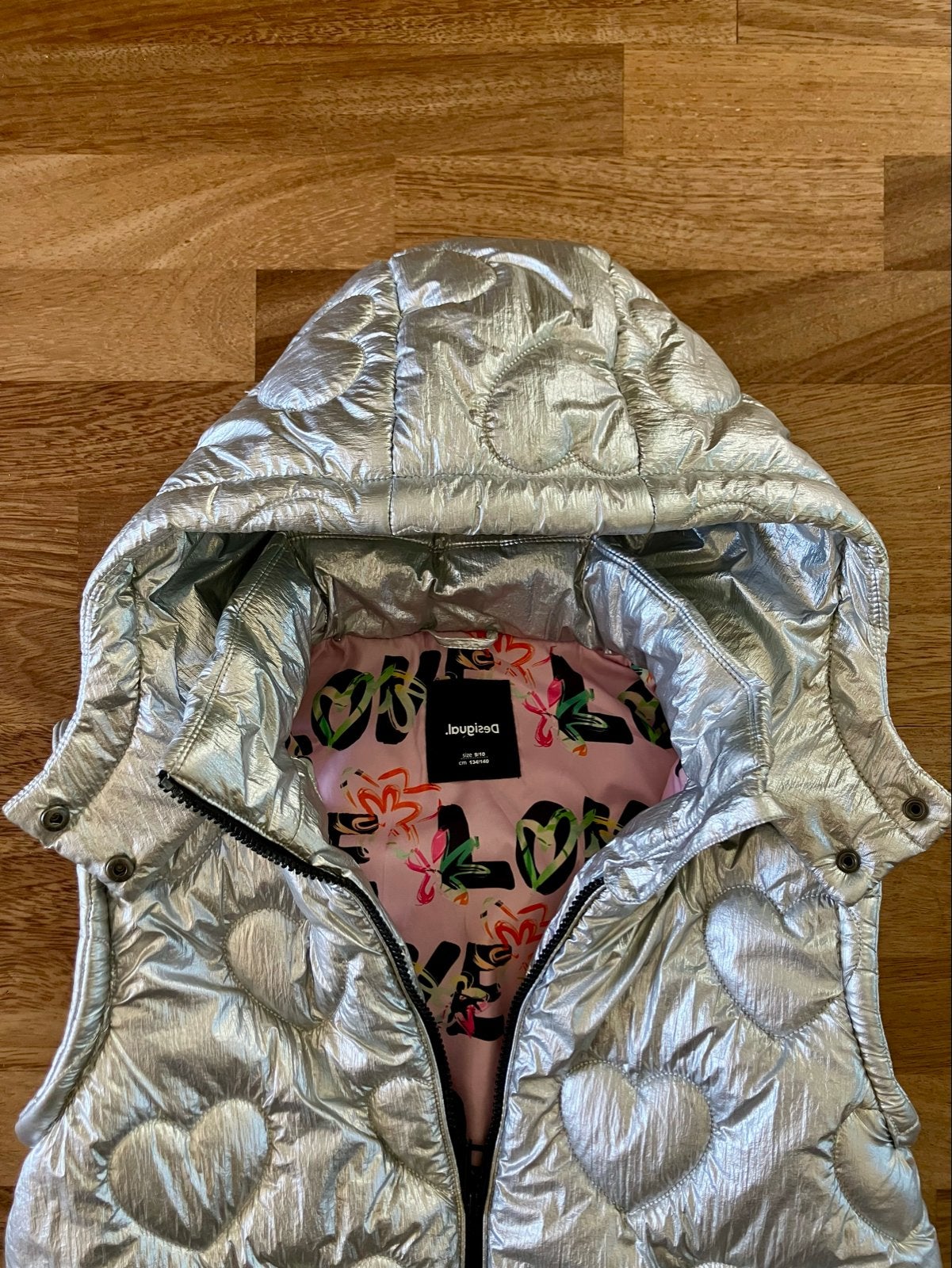 Desigual Zilveren Bodywarmer met Hartjes en Capuchon, Ophalen of Verzenden, Zo goed als nieuw, Jongen of Meisje, Jas