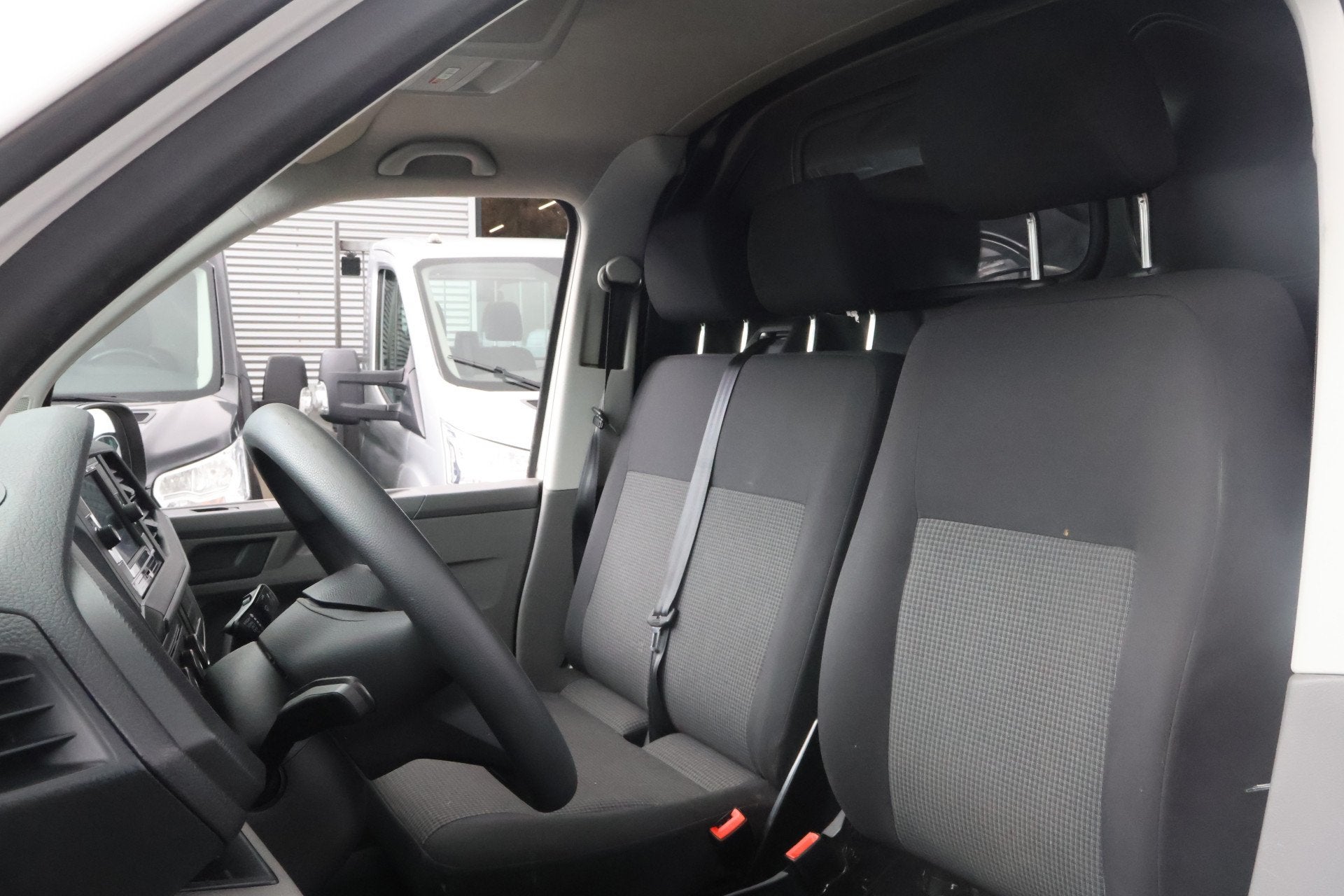 Foto 3 van Volkswagen Transporter 2.0 TDI L2 H1 Airco Imperiaal