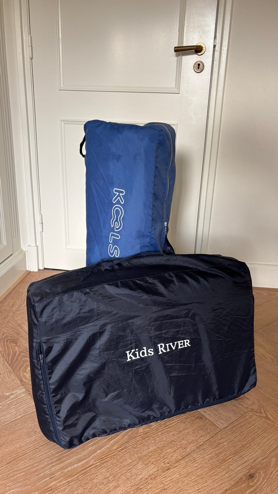 Blauw reisbed/campindbed van Koelstra inclusief matras, Ophalen of Verzenden, Gebruikt, Reisbedje