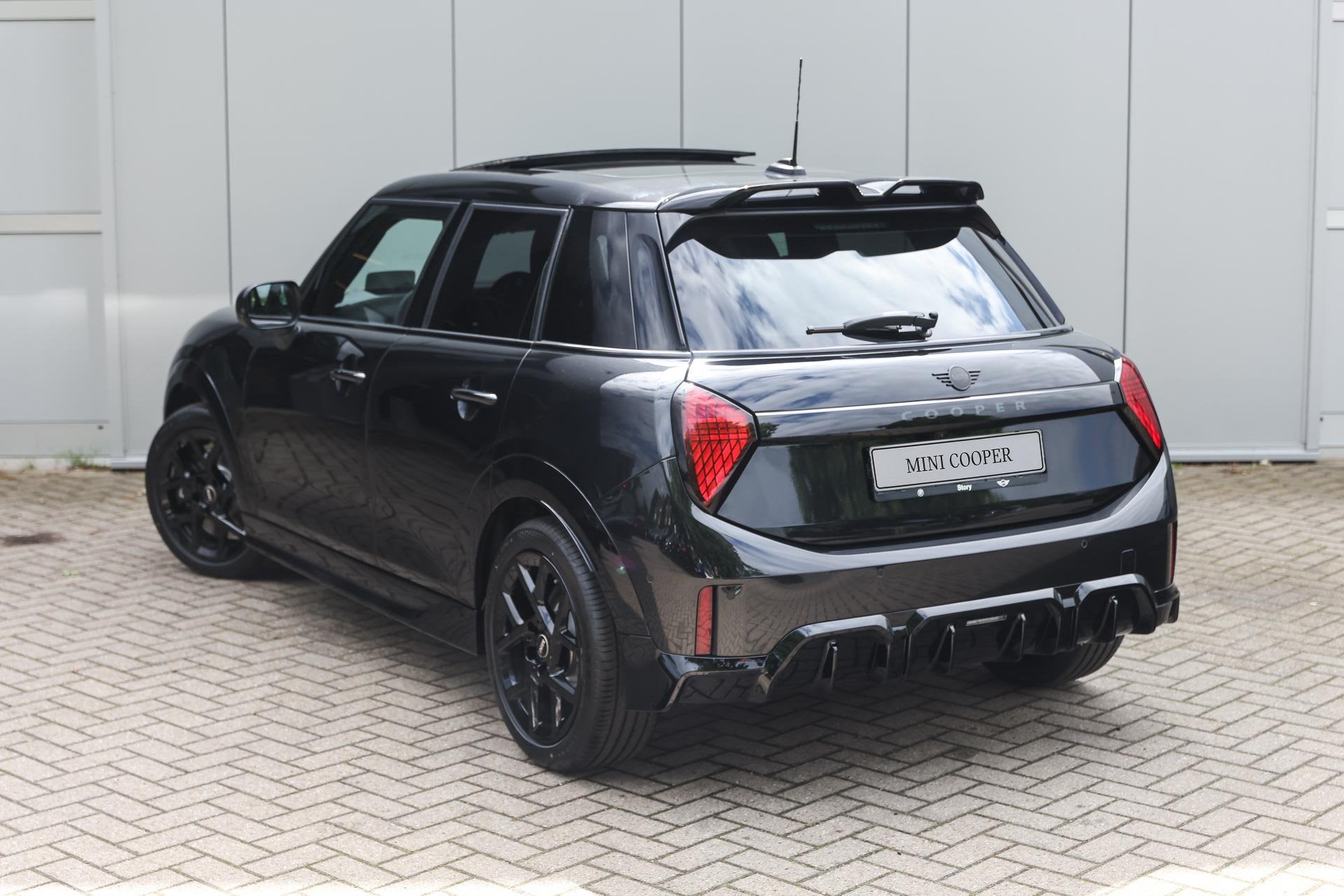 MINI Hatchback Cooper C / JCW / Pakket M / 17" John Cooper W, Auto's, Mini, 156 pk, Lane Departure Warning, Zwart, Leder