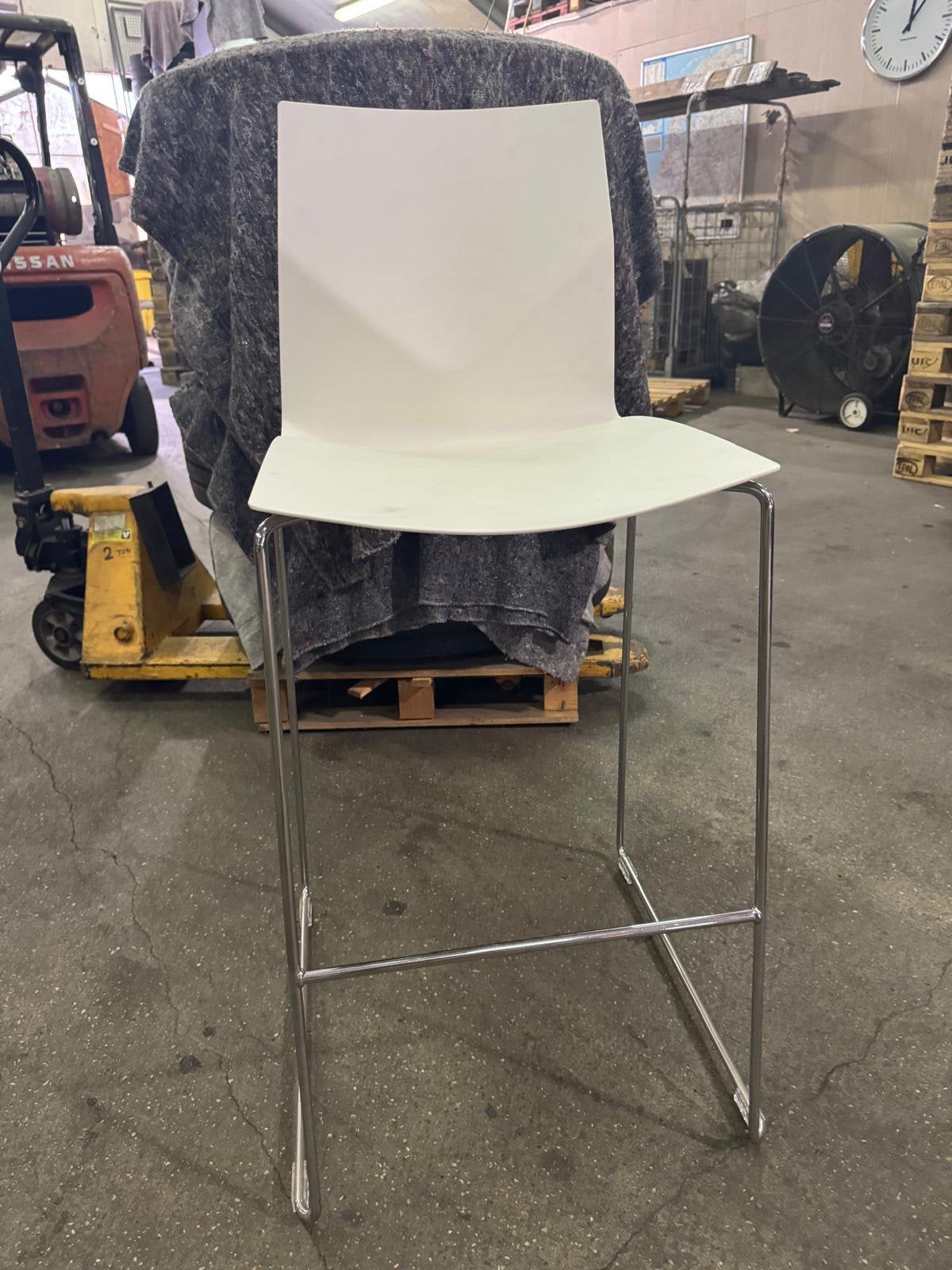 Witte design bar kruk, Huis en Inrichting, Barkrukken, Zo goed als nieuw, 60 tot 90 cm, Kunststof, 1 kruk, Ophalen