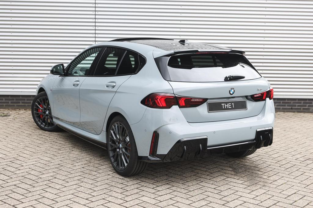 BMW 1 Serie 120 M Sport Automaat / Panoramadak / Sportstoele, Zwart, 156 pk, Bedrijf, 3 cilinders