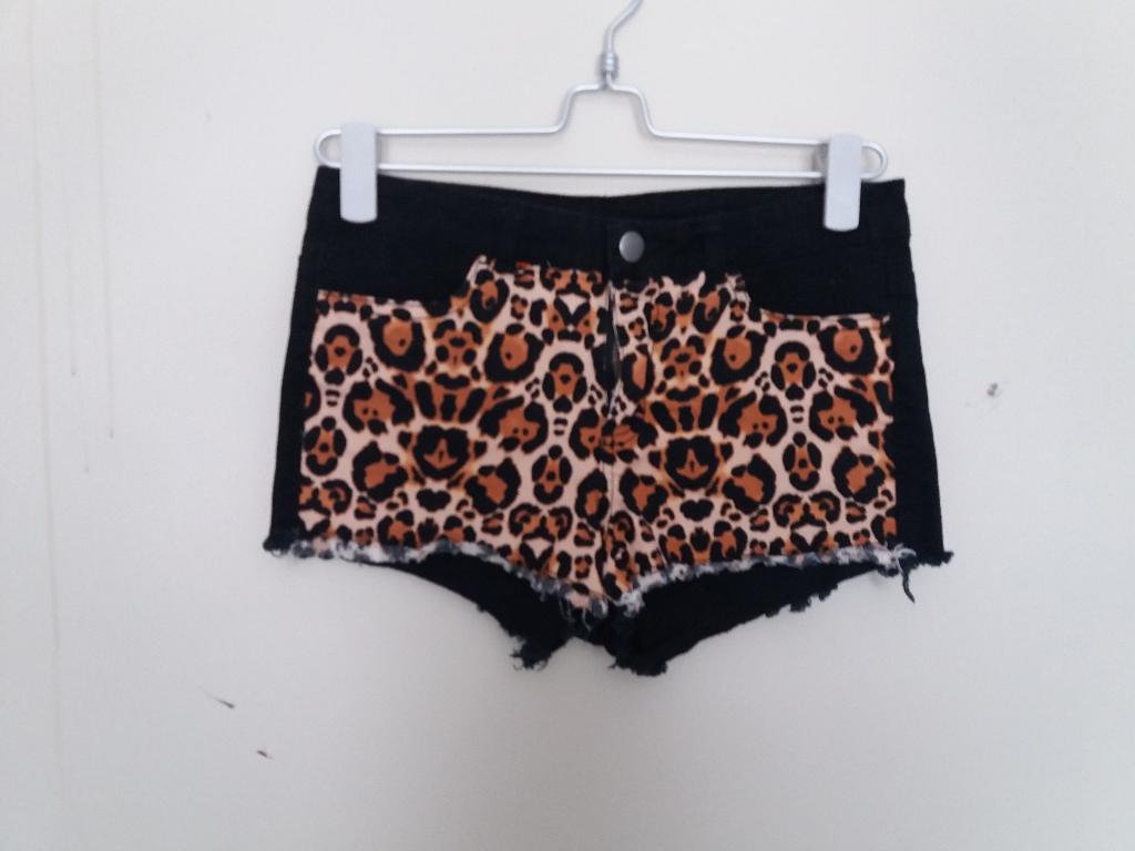 Een zwarte korte broek met een tijger-print aan de voorkant., Broek, Divided (H&M)., Meisje, Ophalen of Verzenden
