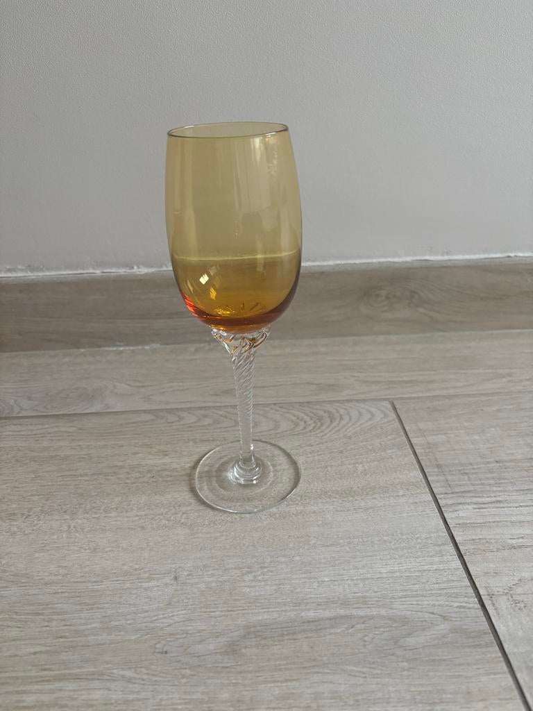 Elegant wijnglas met gedraaide steel, amberkleurig, Antiek en Kunst, Antiek | Glas en Kristal, Ophalen of Verzenden