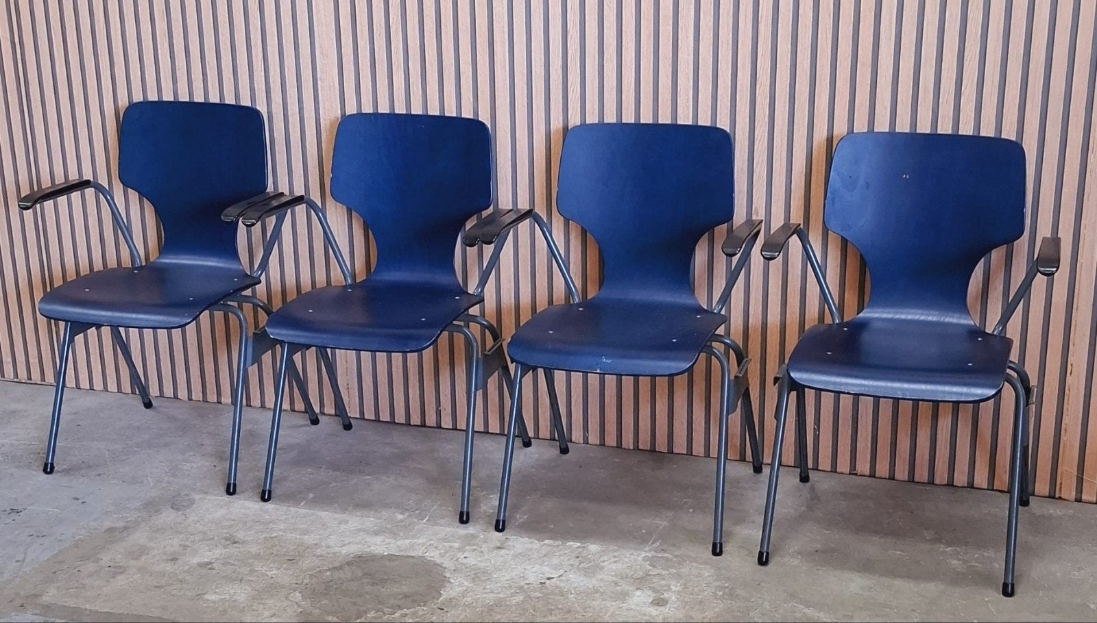73 x Vintage schoolstoelen blauw houten cafe kantine stoelen, Ophalen of Verzenden, Zo goed als nieuw, Blauw, Vijf, Zes of meer stoelen