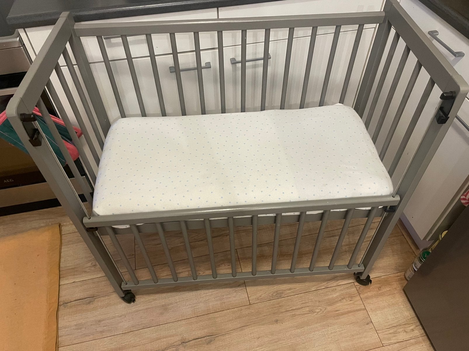 Grijze co-sleeper aanschuifbed baby wieg Petite Amelie, Ophalen, Zo goed als nieuw, Overige typen