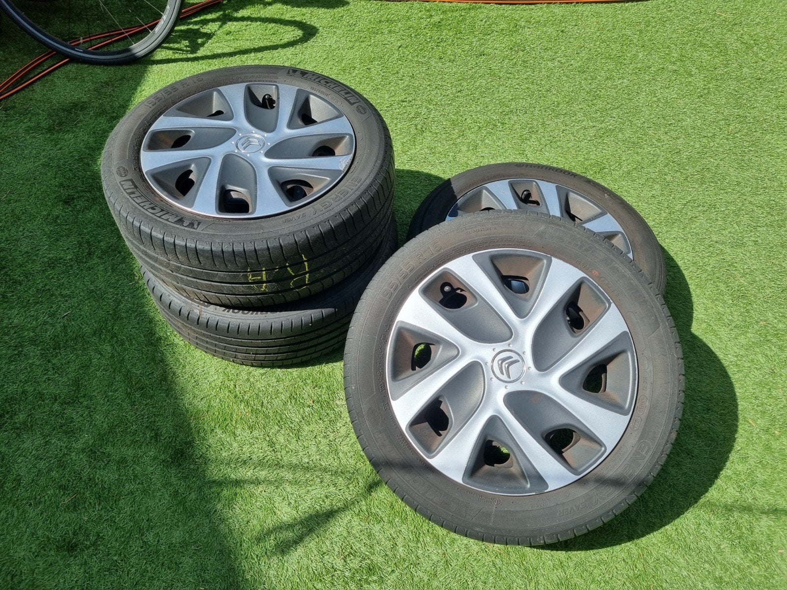 Zomerbanden 195/55 R16 met Citroën wieldoppen, Ophalen