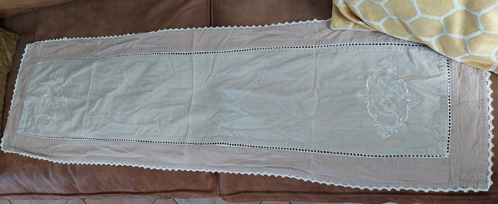 Tafelloper met borduursel en kant, z.g.a.n., Beige, Ophalen of Verzenden, Textiel, Klassiek