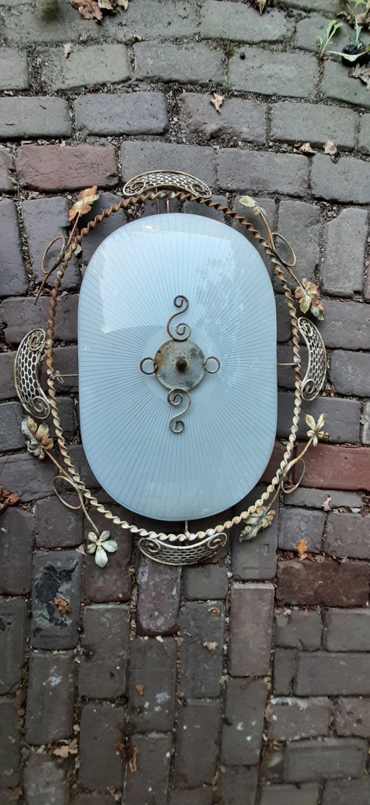 Vintage plafondlamp met metalen frame en glazen kap, Ophalen