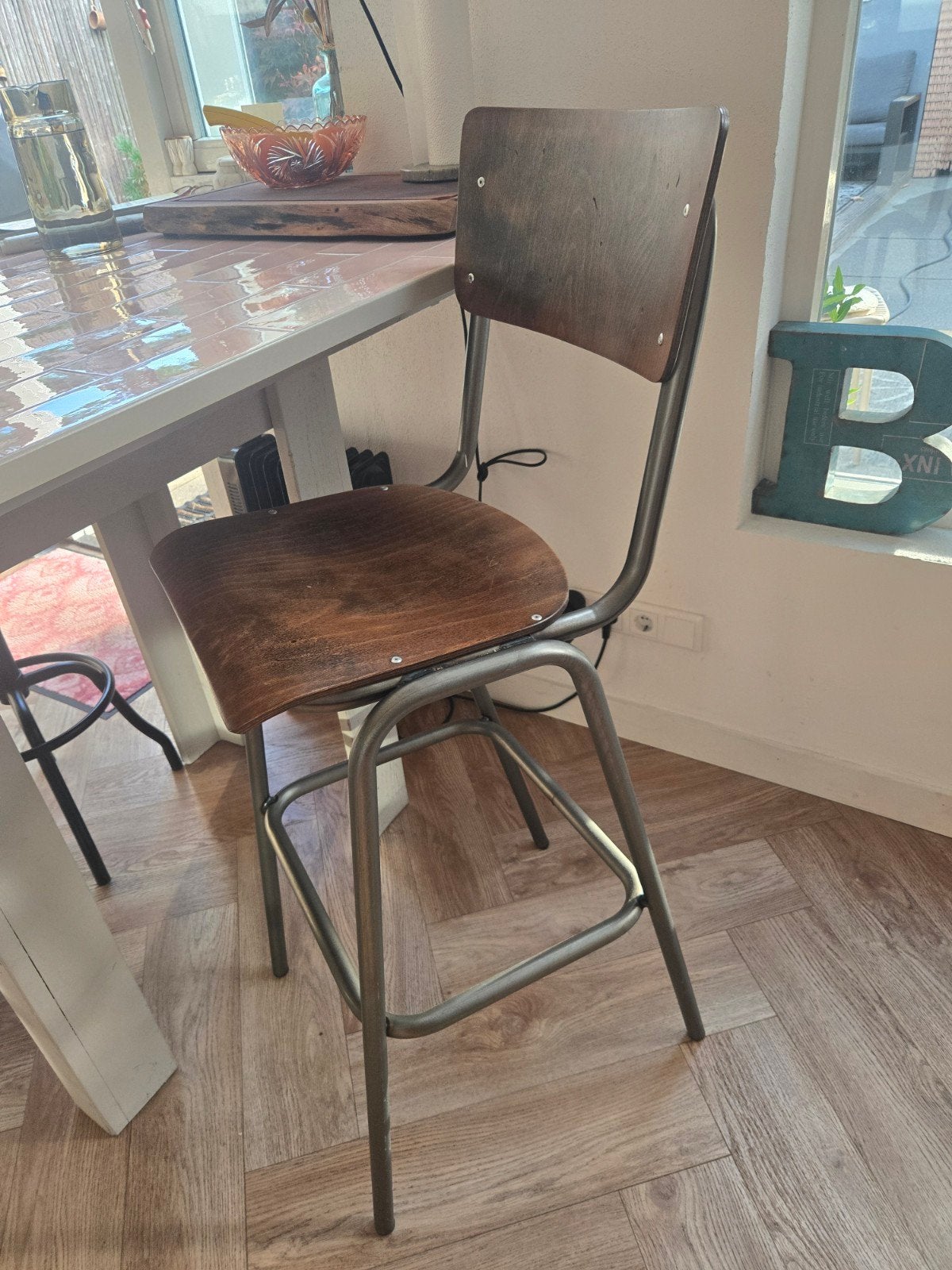 Vintage barkruk met houten zitting en metalen frame, Ophalen, Gebruikt, Met voetsteun, Hout