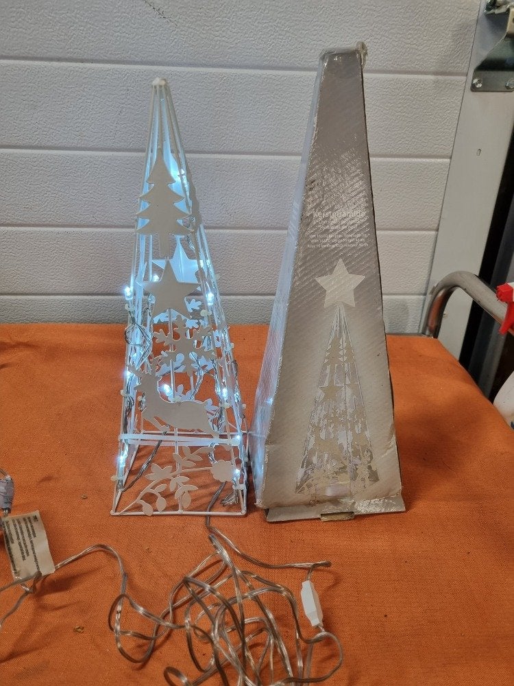 kerst piramide met verlichting metaal, Ophalen of Verzenden, 'T Olde Gre-j, Info@toldegrej.nl, Endepoelstraat 20f Didam