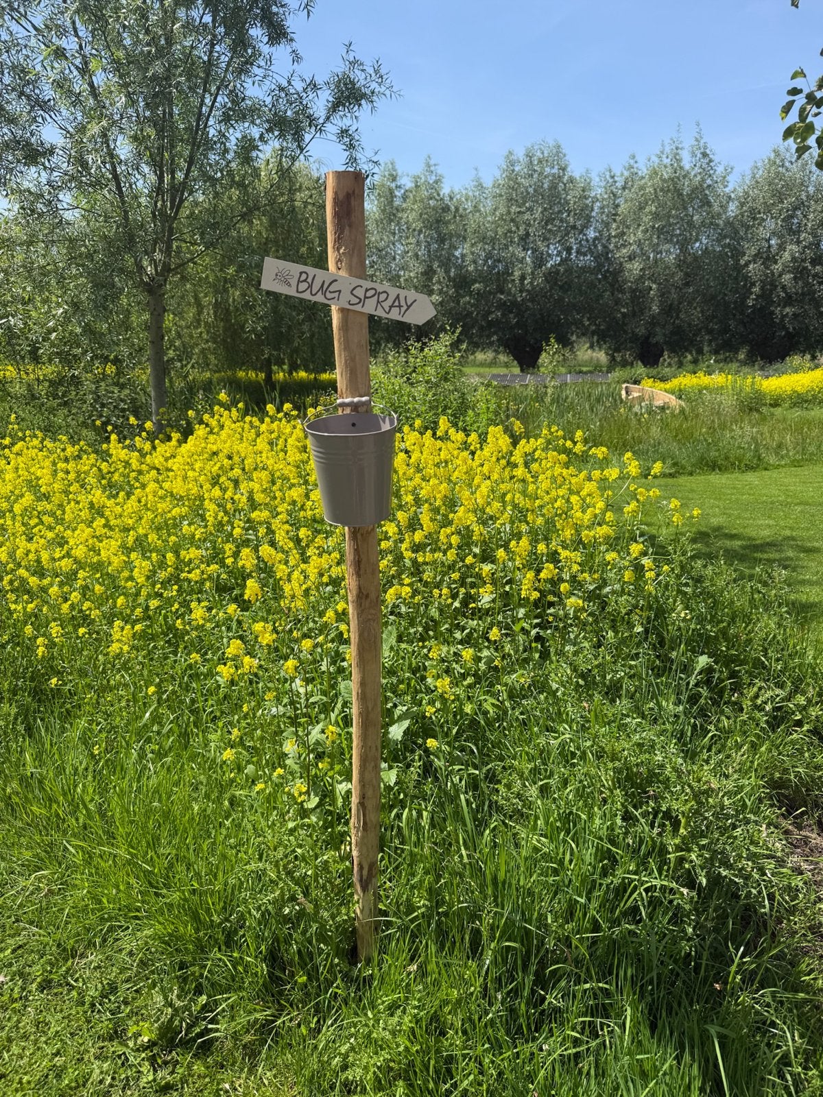 Paal met mandje - ‘bug spray’, Ophalen, Palen