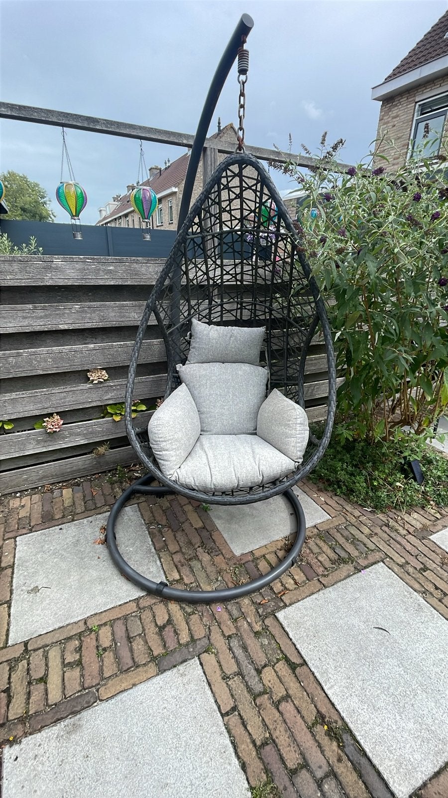 Gratis: Comfortabele Hangstoel met Kussen - Zwart Wicker, Ophalen of Verzenden, Gebruikt, Wicker