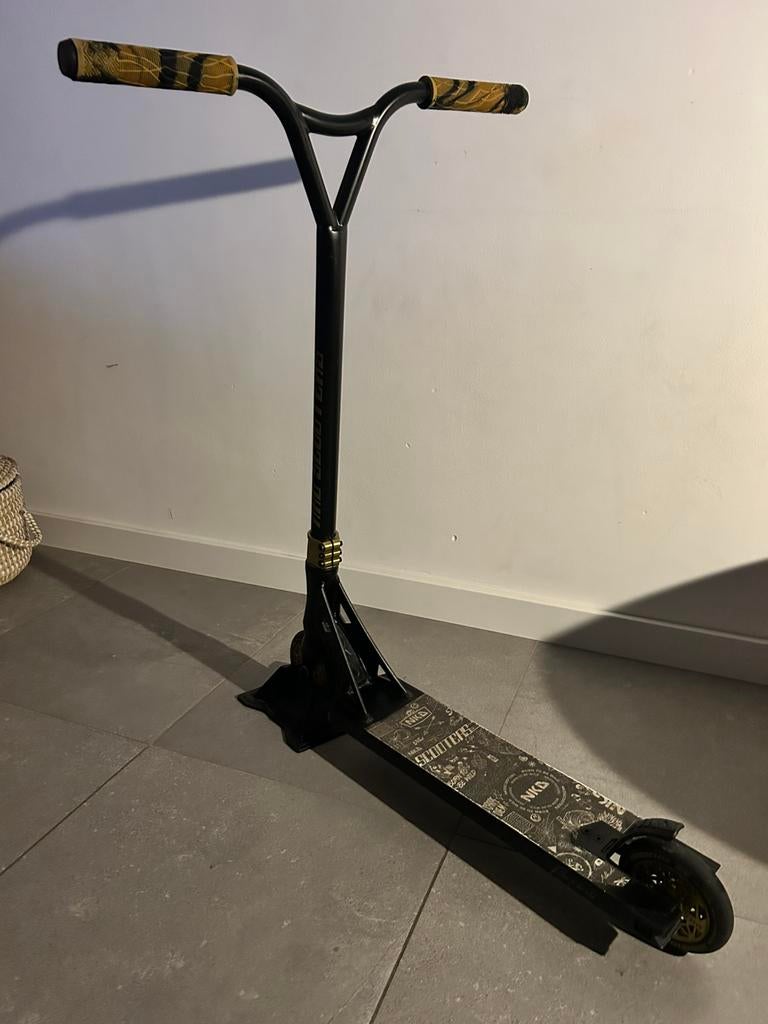 NKD GAS Stuntstep zwart/goud, Ophalen, Zo goed als nieuw, Gewone step