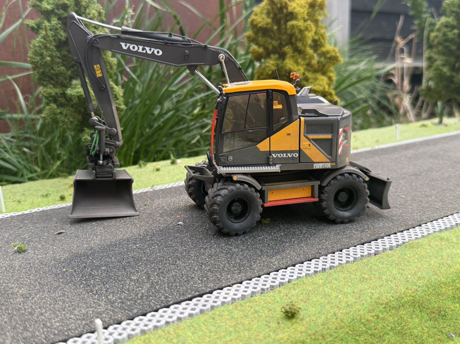 Volvo EWR 170 1:32 AT collections verbouwd en vervuild, Hobby en Vrije tijd, Modelauto's | 1:32, Ophalen of Verzenden, Zo goed als nieuw