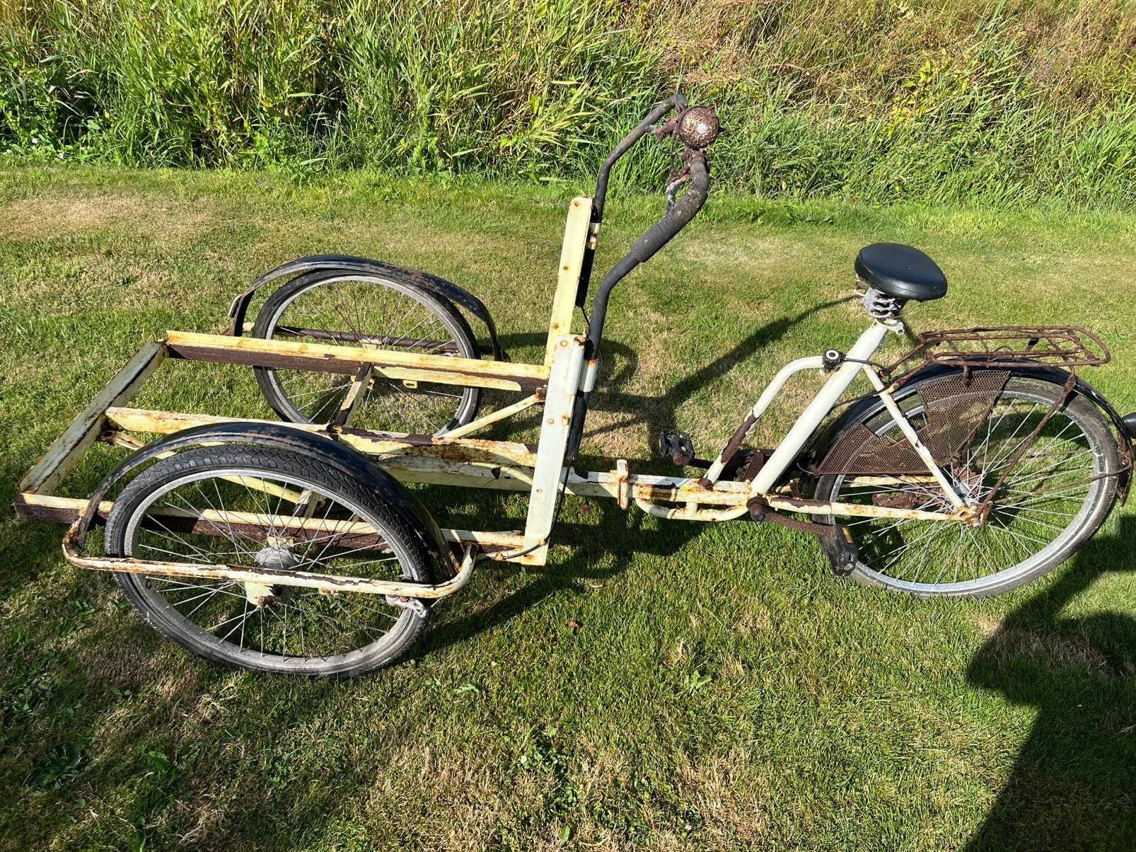 Oude roestige bakfiets - transportfiets, Ophalen, Gebruikt, Goederen