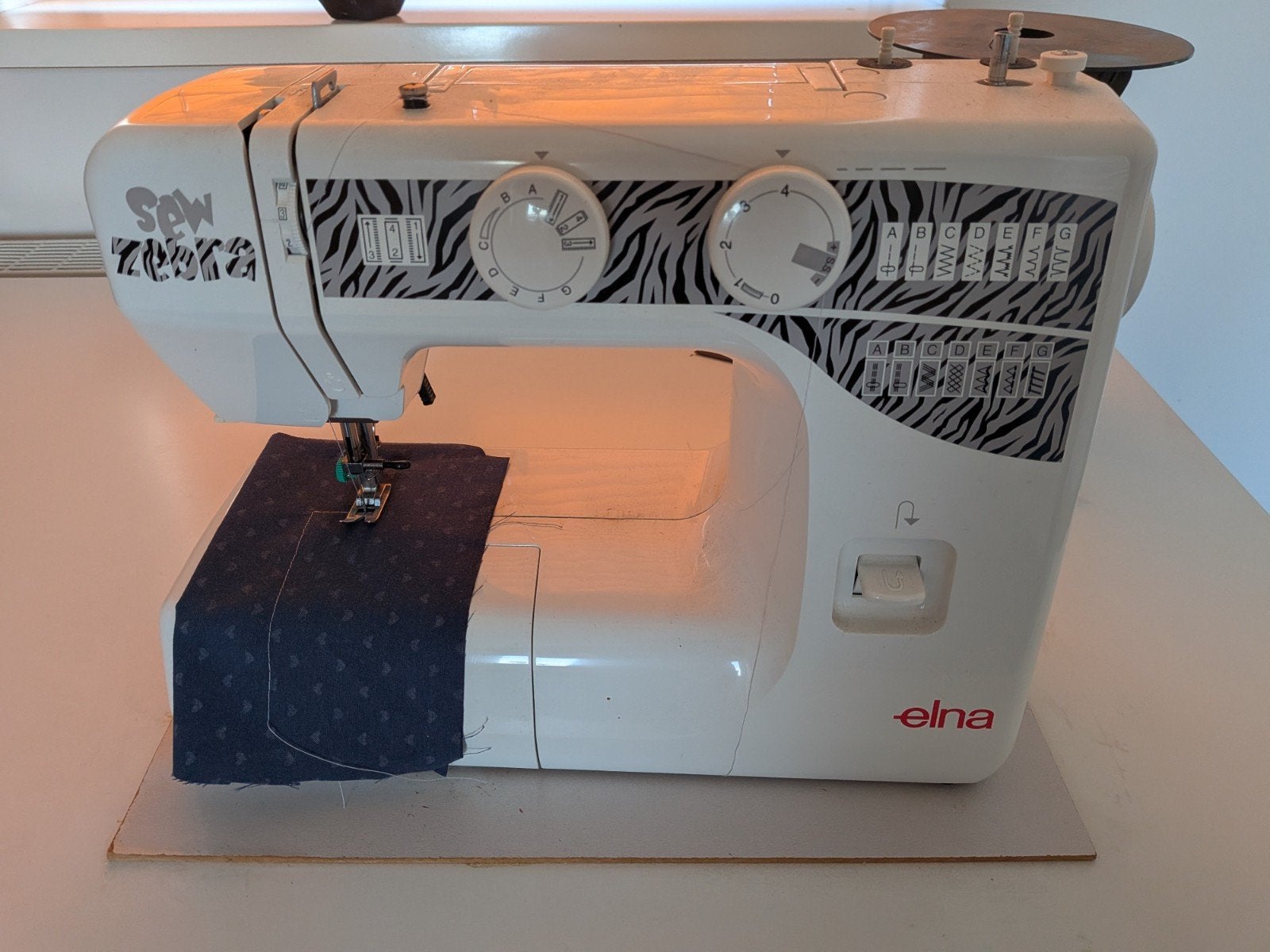 Elna Sew Zebra naaimachine - Zo goed als nieuw, Hobby en Vrije tijd, Ophalen, Zo goed als nieuw, Naaimachine, Overige merken