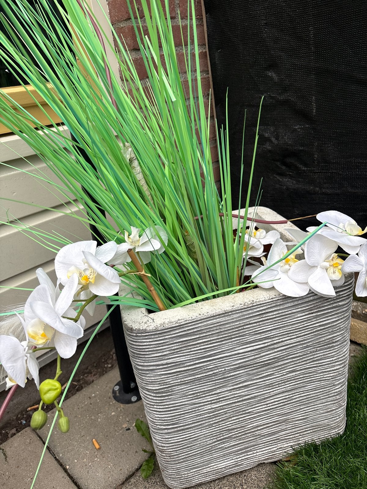 Betonnen plantenbak met kunstgras en orchideeën, Ophalen of Verzenden, Zo goed als nieuw, Binnen, 60 tot 100 cm