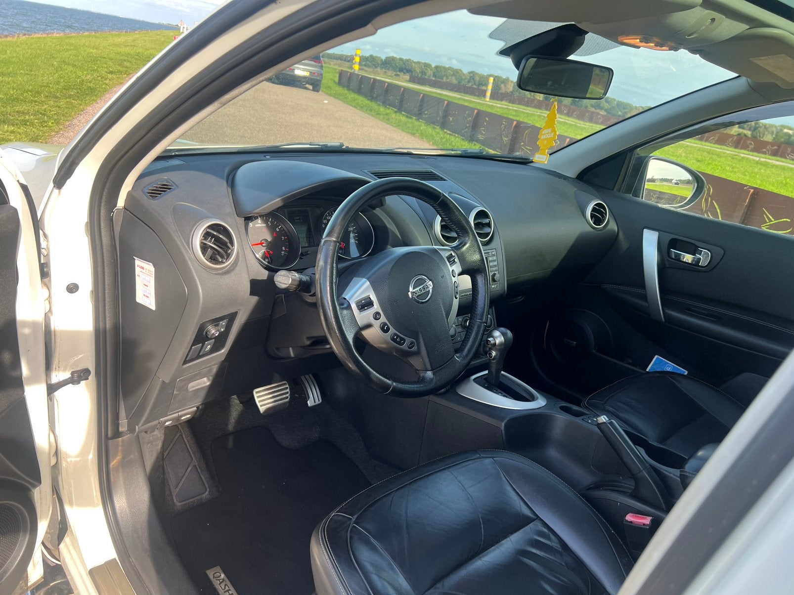Foto 23 van Nissan Qashqai 1.6 2WD CVT 2013 Wit