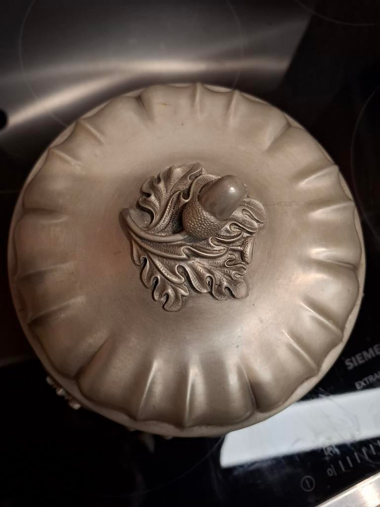 Tinnen schaal met deksel, eikel en bladeren decoratie, Antiek en Kunst, Ophalen