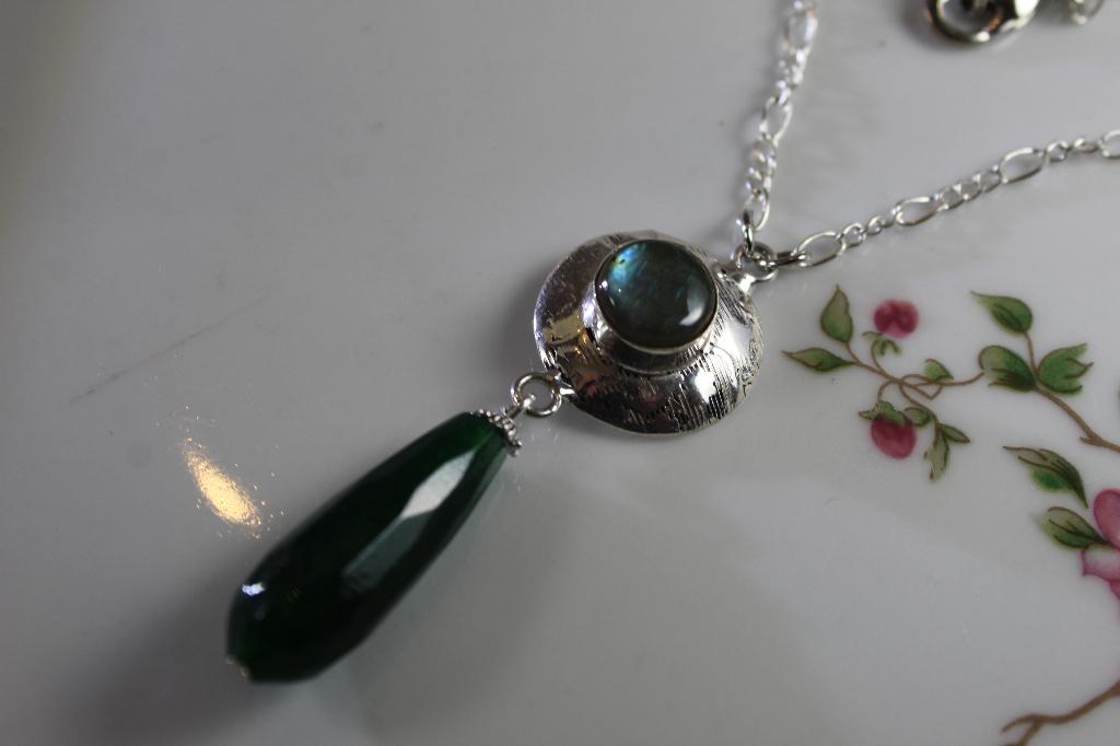 Figaro Halsketting met Labradoriet en emerald Hanger, Sieraden, Tassen en Uiterlijk, Kettingen, Nieuw, Ophalen of Verzenden, Steen of Mineraal
