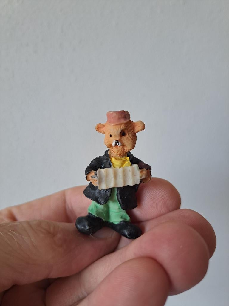 Beer van kunsthars met accordeon 2.5x1.5x4.5cm, Ophalen of Verzenden, Gebruikt, Dier