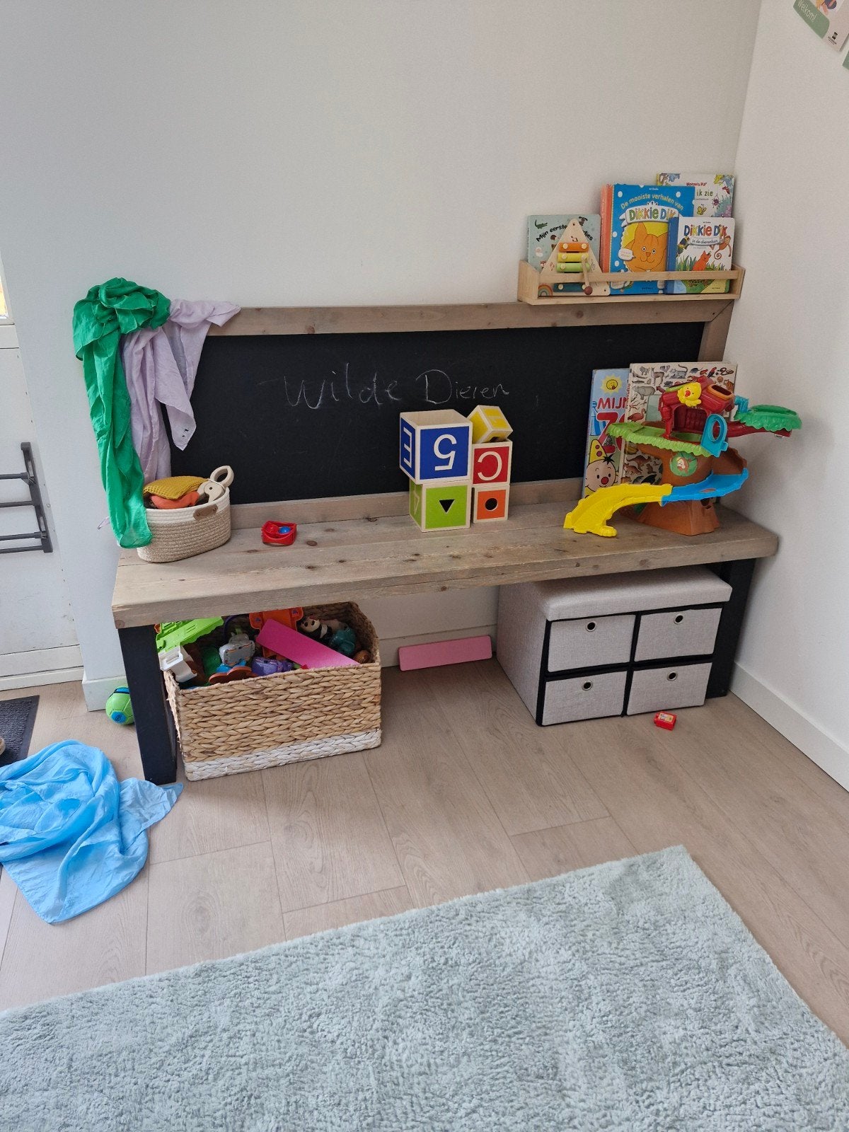 Houten speelbank met krijtbord, Kinderen en Baby's, Ophalen, Gebruikt, Tafel(s)