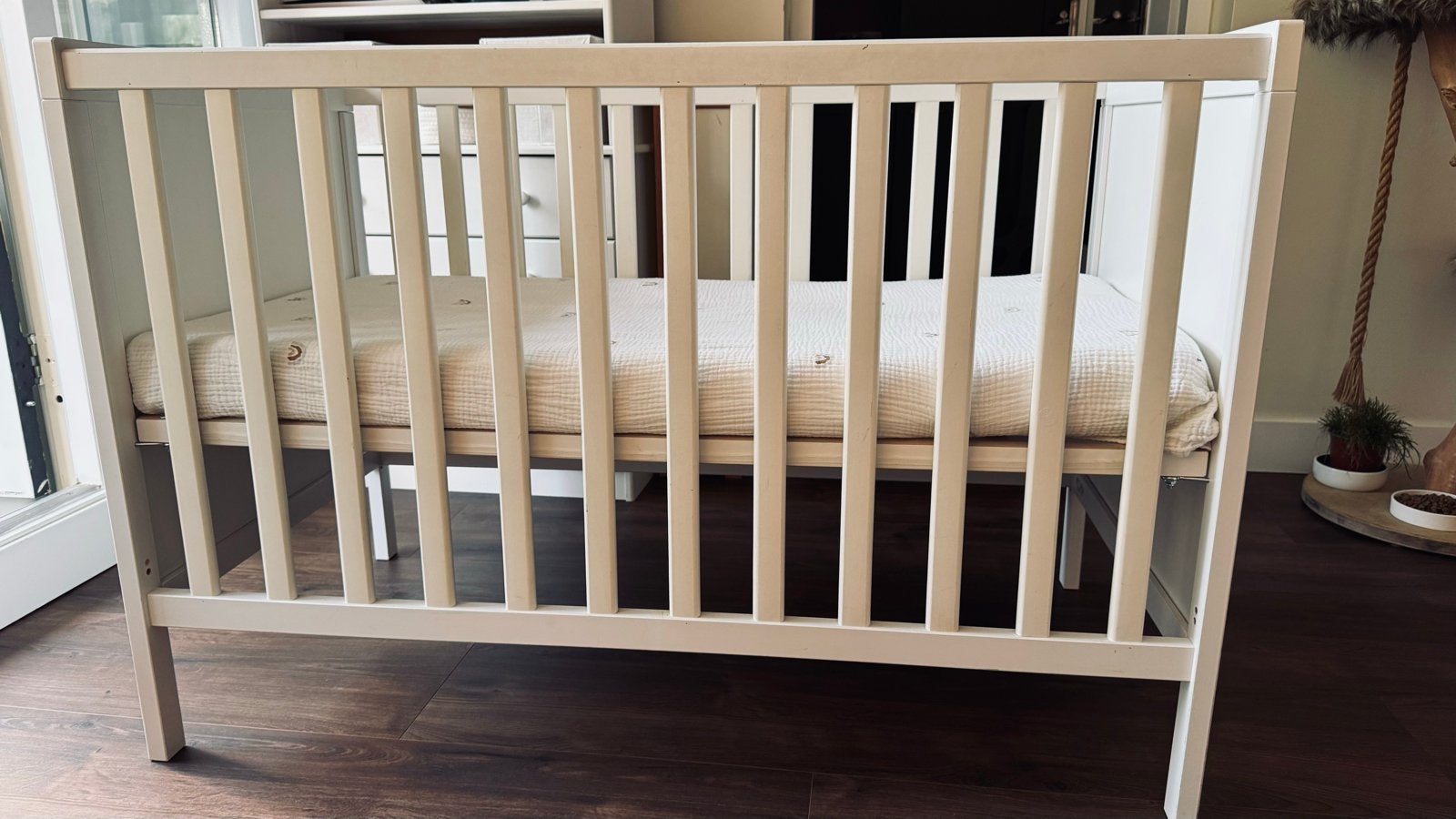 IKEA SUNDVIK Babybedje wit, 60x120 cm - Zo goed als nieuw, Kinderen en Baby's, Babywiegjes en Ledikanten, Ophalen, Zo goed als nieuw