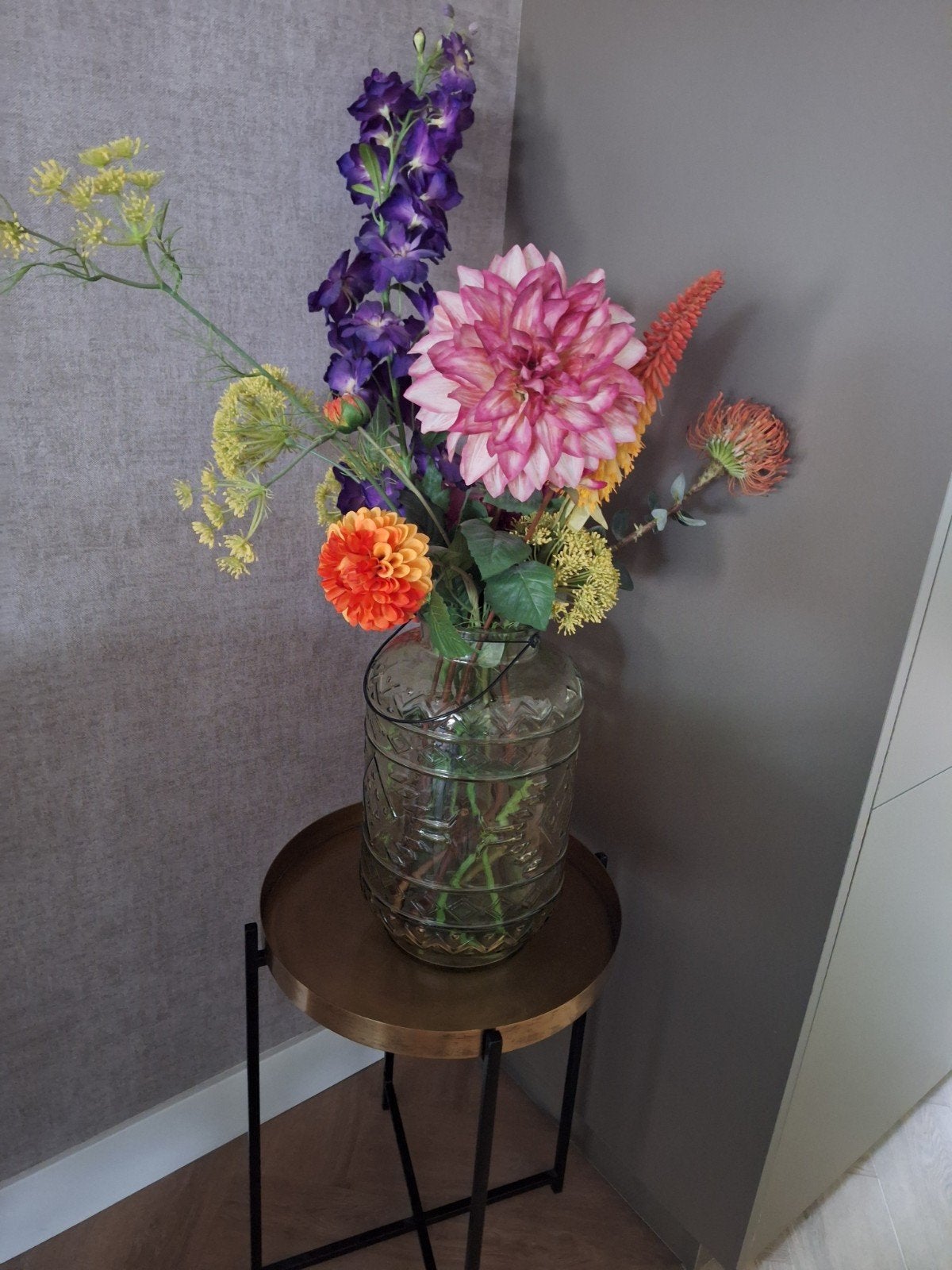 Vaas met kunstbloemen (Silka), Overige kleuren, 50 tot 75 cm, Ophalen of Verzenden, Glas