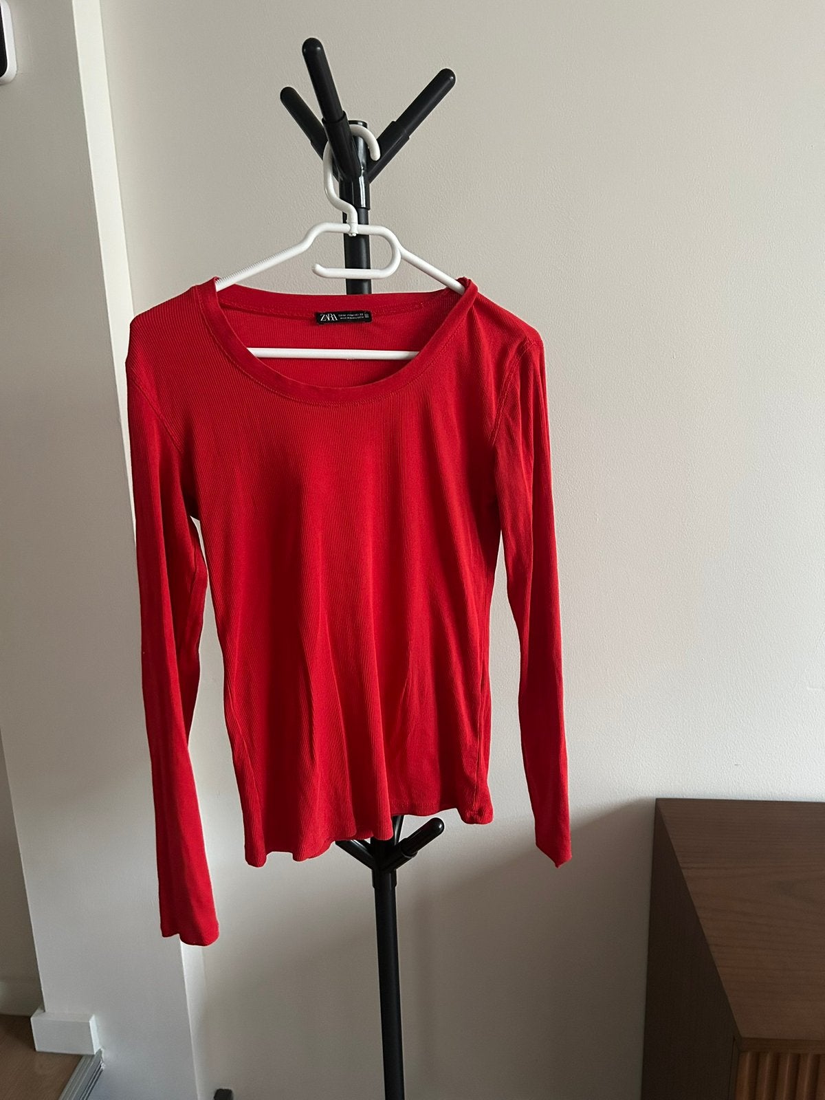 Rood shirtje maat M Zara, Kleding | Dames, Tops, Maat 38/40 (M), Ophalen of Verzenden, Zo goed als nieuw, Lange mouw