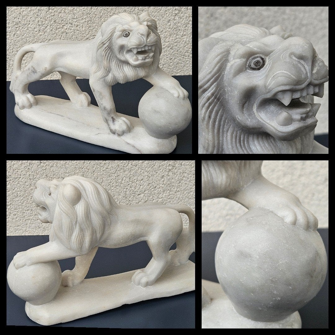 marmer,  wit marmeren sculptuur van een leeuw met bol, Antiek en Kunst, Ophalen of Verzenden, Handgemaakt, Steen of Keramiek, Beeld
