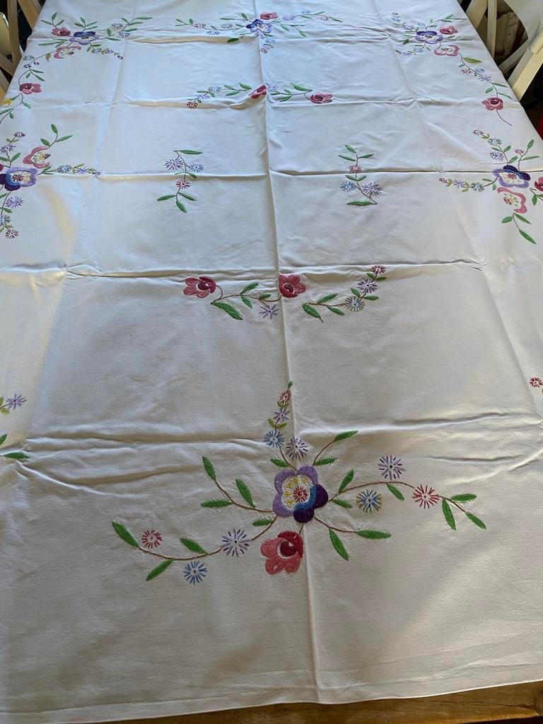 Handgeborduurd tafelkleed met bloemen, Antiek en Kunst, Antiek | Kleden en Textiel, Ophalen of Verzenden