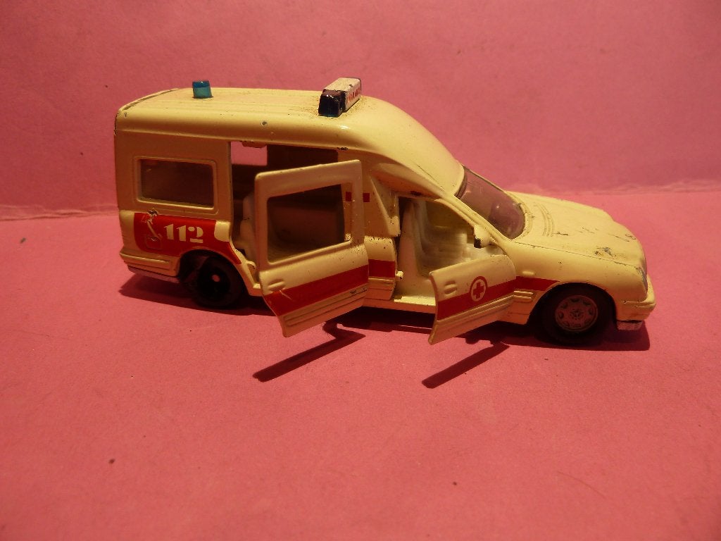 SIKU:   BINZ AMBULANCE A 2002, Ophalen of Verzenden, Gebruikt, Auto