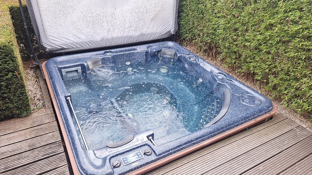 Luxe, ruime 7 tot 8-persoons jacuzzi | Balboa Ultra Wave Spa, Tuin en Terras, Bubbelbaden en Hottubs, Ophalen, Gebruikt, Filter